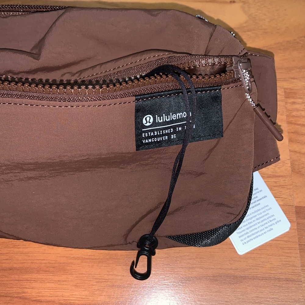 NWT Lululemon Athletica Clean Lines Belt Bag 2L - Picture 11 of 15